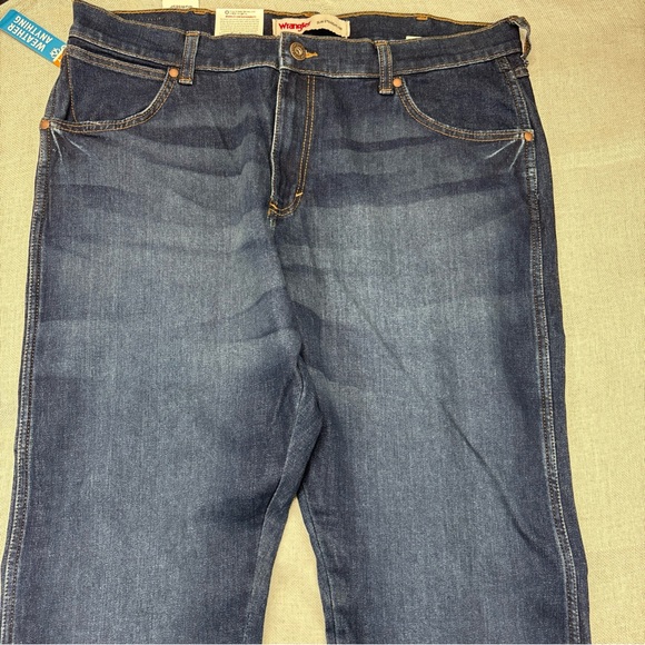 Wrangler Men's Weather Anything Legacy Straight Fit Jeans Size 36x30 - Picture 2 of 12